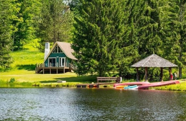 ML02-Lake Front Chalet w/hot tub! A/C!