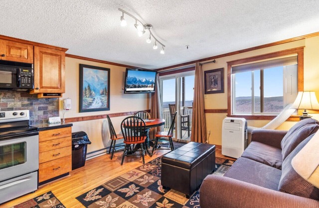 ML278 Mountaintop Retreat! Enchanting mountain/lake view! WiFi, near village