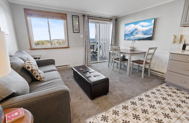 ML316 Stylish Modern Breathtaking Mtn Trail Views