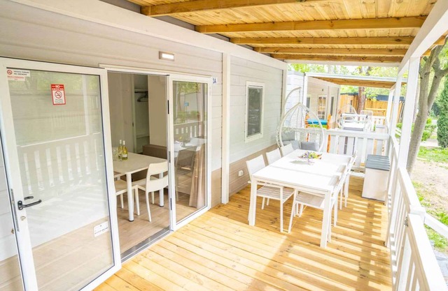Mobilehome with air conditioning, terrace and pool