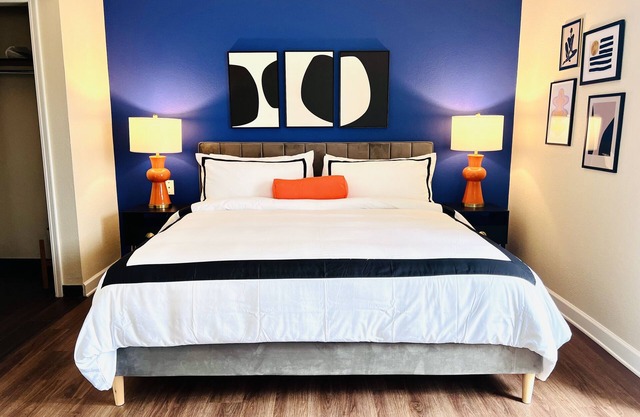 Mod KING Studio Apartment w/private covered patio