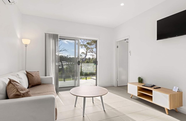 Modern 1 Bed Apartment - 6 Min walk to beach