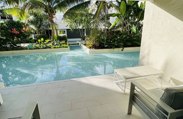 Modern 1 BR KING Bed with Pool NR Beaches