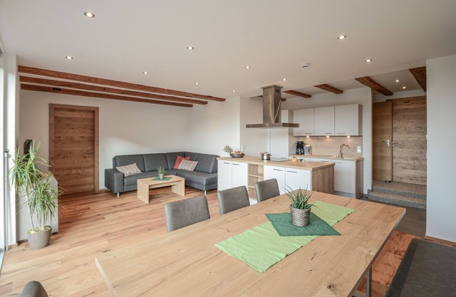 modern 100m² apartment, Gästehaus Sonne, free bathing lake, 100m to the ski area