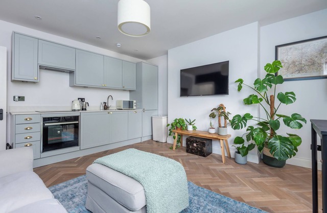 Modern 1BD with Private Outdoor Space in Sydenham