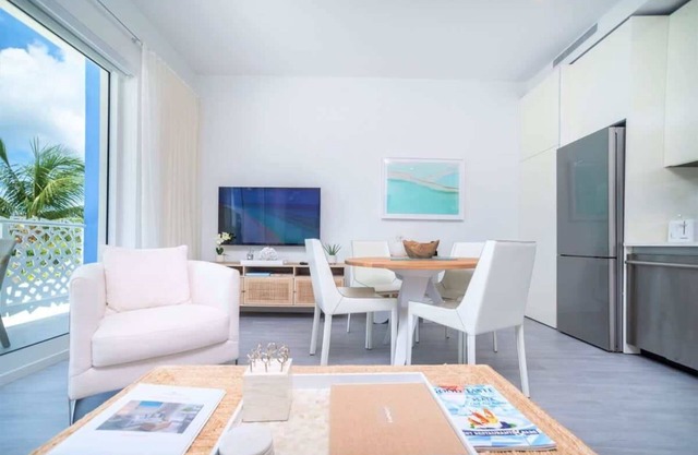 Modern 1BR Apt/w Rooftop Pool + Onsite Amenities