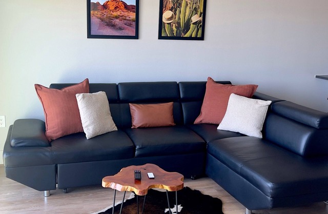Modern 1BR Apt with WiFi, Pool, Gym & Free Parking —5 Mins to Downtown Dallas!