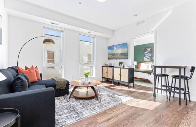 Modern 1BR in Uptown | Walkable & Stylish