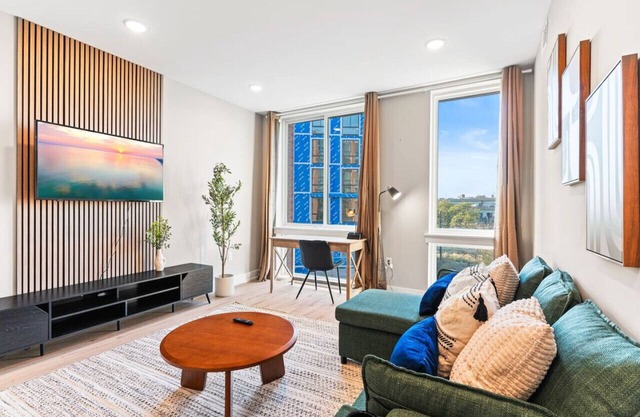 Modern 1BR w/King Bed|W/D|Rooftop|10 mins to CC!