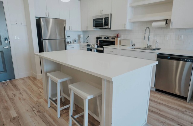 Modern 1BR with Soul -Views, Wine & Wi-Fi