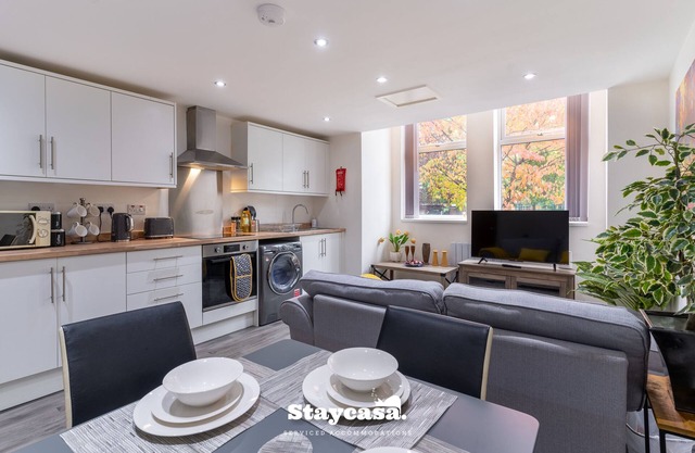 Modern 2-Bed Apartment with Parking