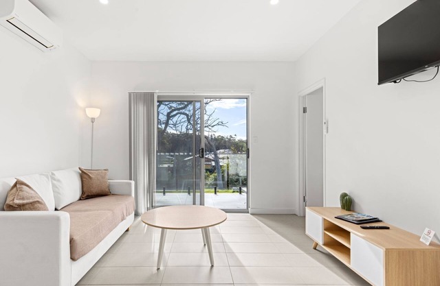 Modern 2 Bed Apartment - 6 Min walk to beach