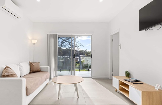 Modern 2 Bed Apartment with BBQ - 6 Min walk to beach