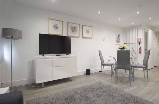 Modern 2 Bed in Stratford, London with Wi-Fi & Sleeps 5