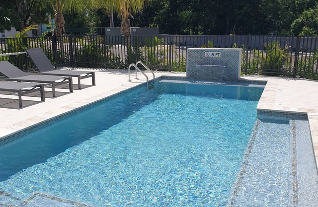Modern 2 Bed walking distance to the beach