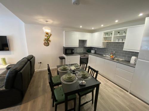 Modern 2 bedroom apartment, with car parking.