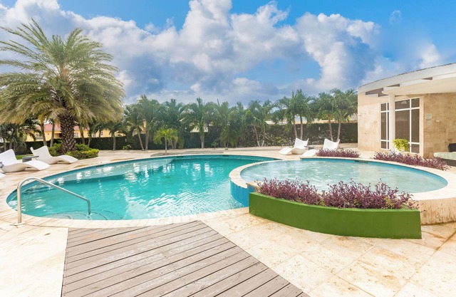 Modern 2-bedroom condo w/direct pool access, and 4-minutes drive from the beach