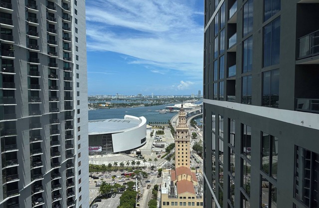 Modern 2BR/2BA in Downtown