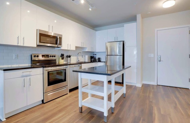 Modern 2BR Apt at Alexandria’s Premier Community