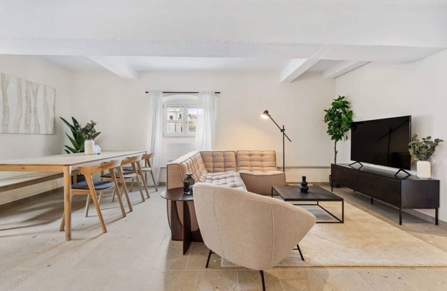 Modern 2BR in Clausen w/WiFi, Kitchen & Workspace