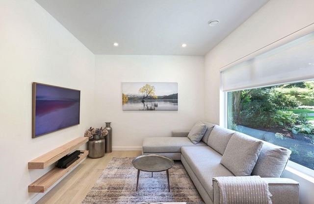Modern 2BR oceanfront apartment for sun, ski or mountain biking!