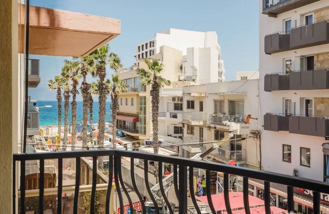 Modern 3-bedroom, 2-bathroom apartment in the heart of Bugibba, just 1 minute from the beach. Features a fully equipped kitchen, fast Wi-Fi, A/C, Smart TV, and all essentials including towels, linen, washer, dryer, and coffee machine !