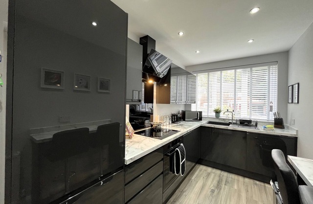 Modern 3-bed stay-away-home sleeps 6 nr Manchester