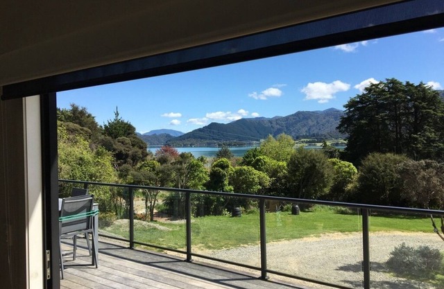 Modern 3 bedroom bach in Kenepuru Sound