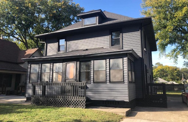 Modern 3 Bedroom near downtown w yard