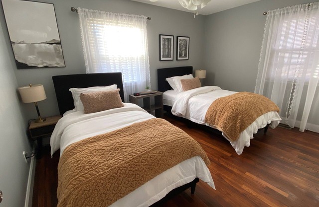 Modern 3B/2B King Bed Saint Charles IL