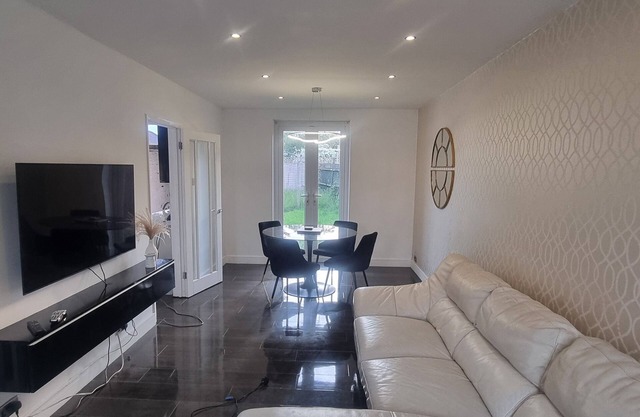 Modern 3Bed House in Slough