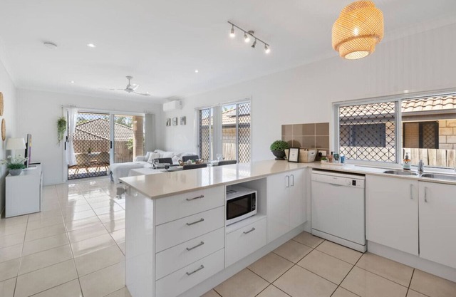 Modern 3BR Home in Peaceful Deebing Heights