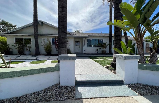 Modern 4 King Beds, Beautiful Large Backyard, Golf, WFH, Long Stays, WI-FI, FWY, 25 mins to Beach