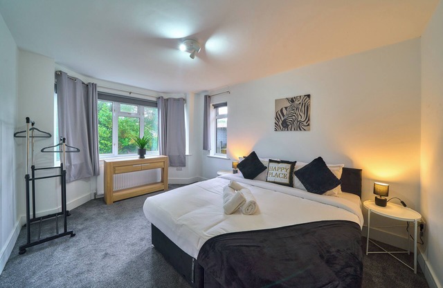 Modern 4BR, 2BA Family Home – Sleeps 9, Garden, Parking, Near Station