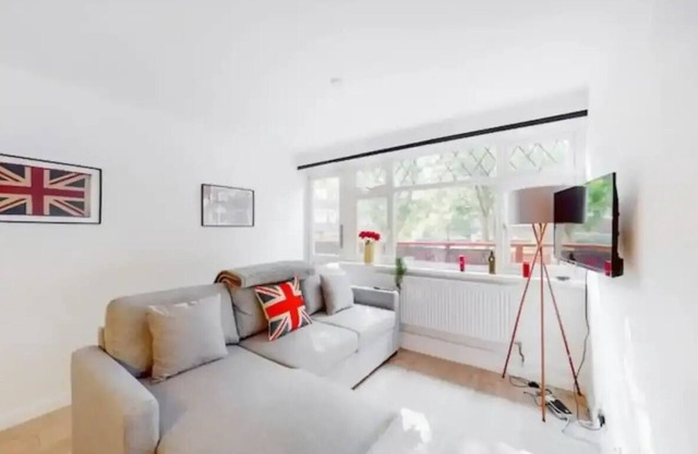 Modern 4BR Kings Cross | Patio + Balcony