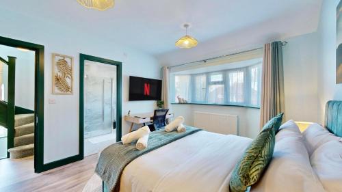 Modern 5 Bed Home by Wembley Stadium Sleeps 11 and Free Parking