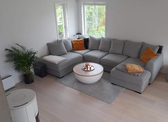 Modern 5 bedroom home, close to everything!