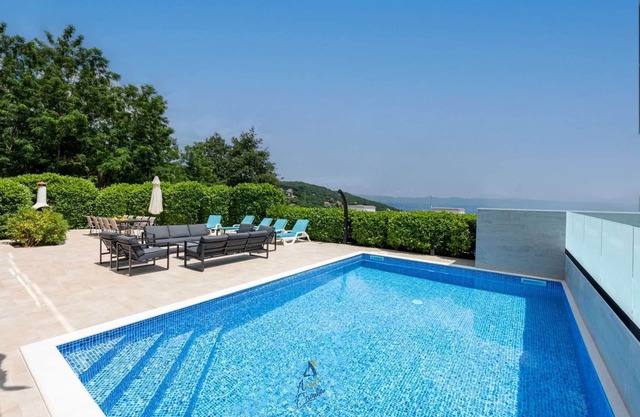 Modern 5-BR Villa for 10+1 with heated Pool and Jacuzzi