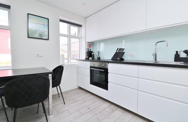 Modern 5bdr. centrally located by the harbor