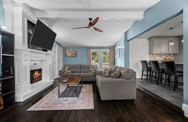 Modern and charming home minutes to downtown!