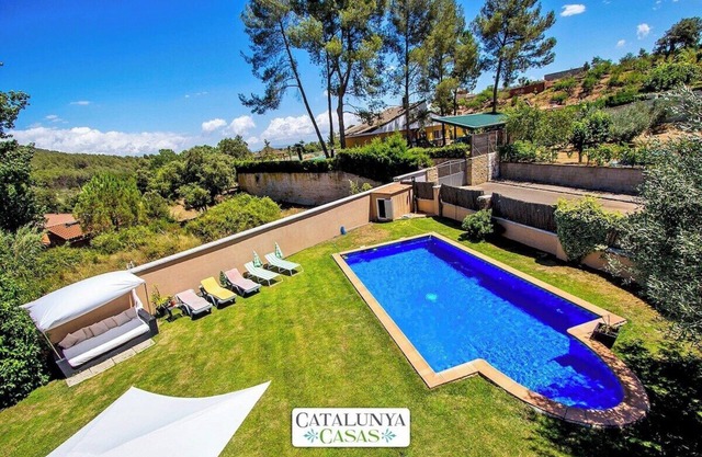 Modern and spacious w/private pool close to BCN