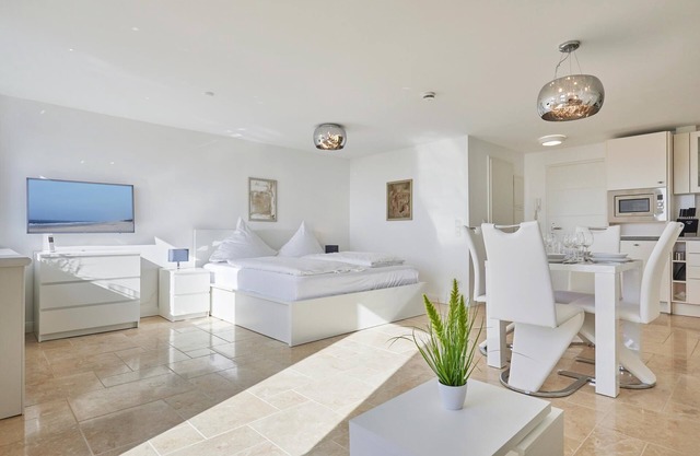 Modern apartment, balcony with sea view, parking space, WLAN. Pets allowed.