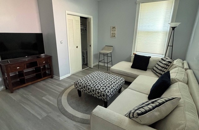 Modern apartment w/fitness room, AC, WiFi. close to stadiums and downtown
