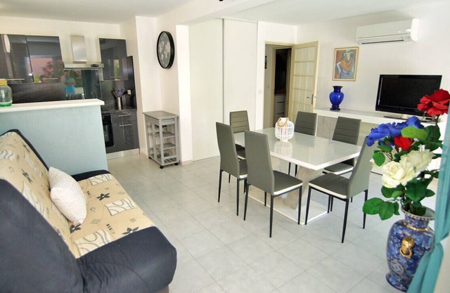 Modern apartment with terrace and beach 5 min away