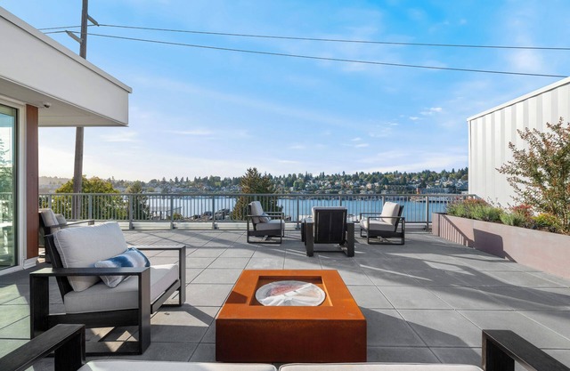Modern Apartments w/Rooftop Lounge by Lake Union
