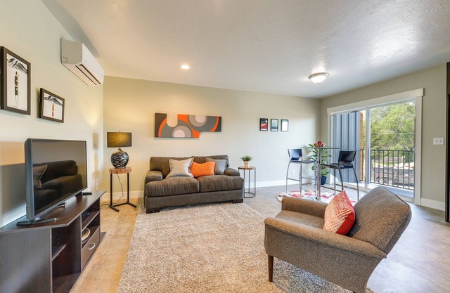 Modern Apt - 7 Mi to St. Anthony Sand Dunes!