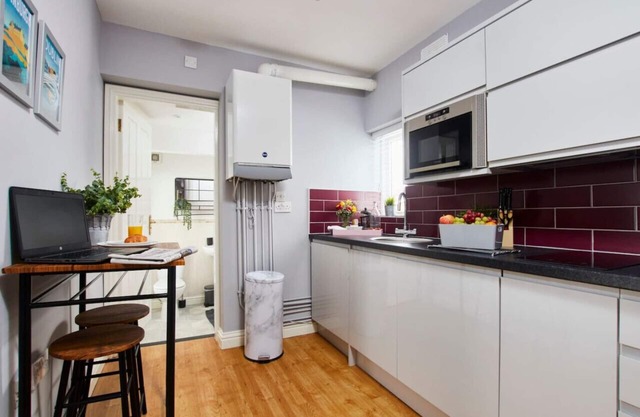 Modern Apt:Close 2 EMA, gym/pool access fast Wi-Fi