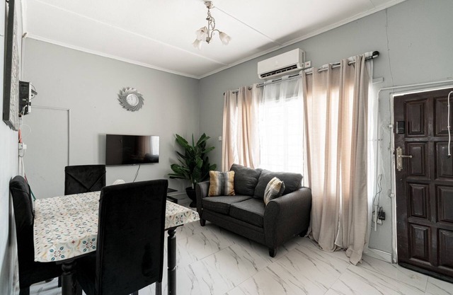 Modern Apt near Best Malls Restaurants &Stores