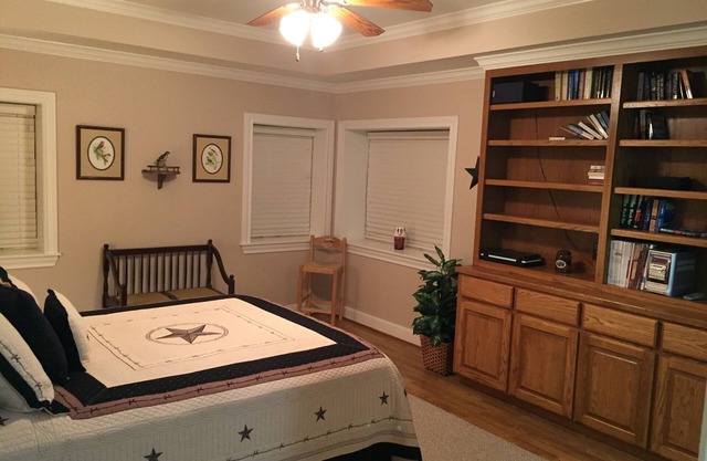 Modern Barndominium on 20 quiet acres 10 miles from Round Top Antique Fair