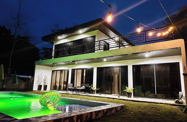 Modern beachside oasis w/pool 2bed 2bath villa with AC, WiFi in Manukan.